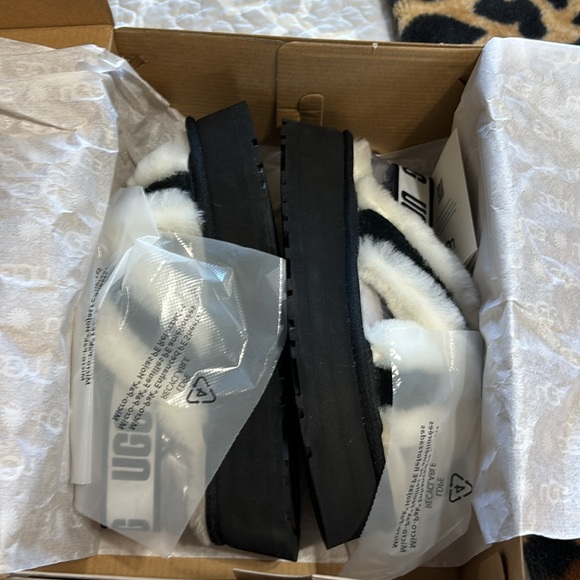 UGG Size 6 new with tags - Picture 3 of 3